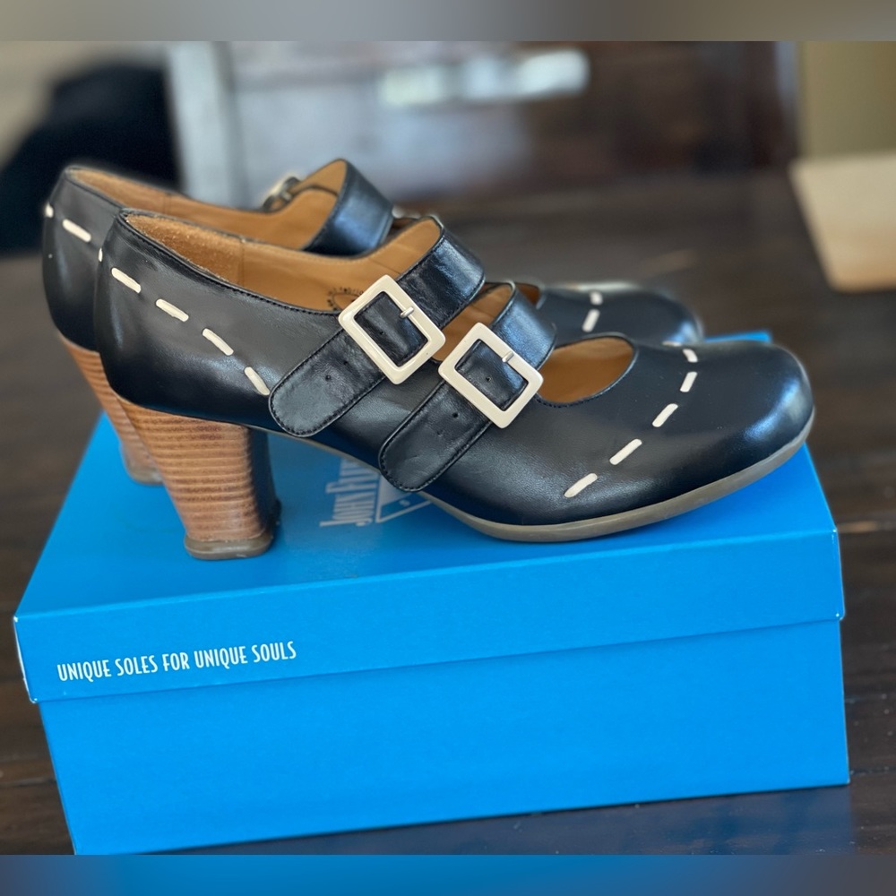 Fluevog’s The Cavalieri! Beautiful comfortable shoes worn once!!!